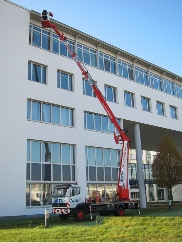 Taubenvergrämung Arbeitsbühne an Gebäude Taubenabweiser Montage